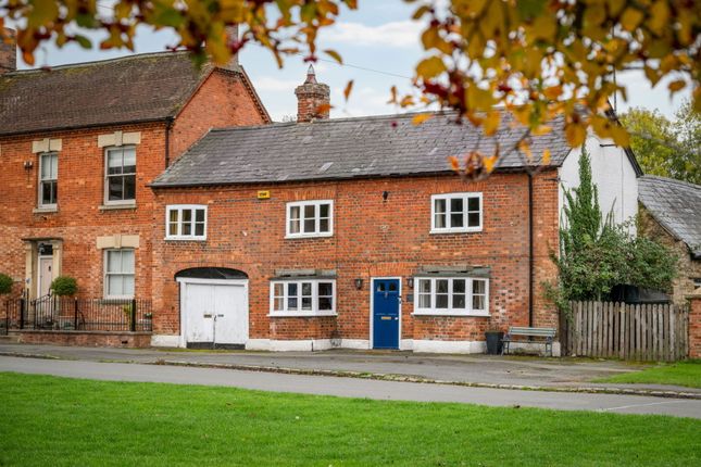 High Street, Buckingham MK18 3 bed semi