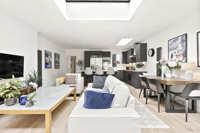 Ilminster Gardens, London, SW11 2 bed apartment for sale