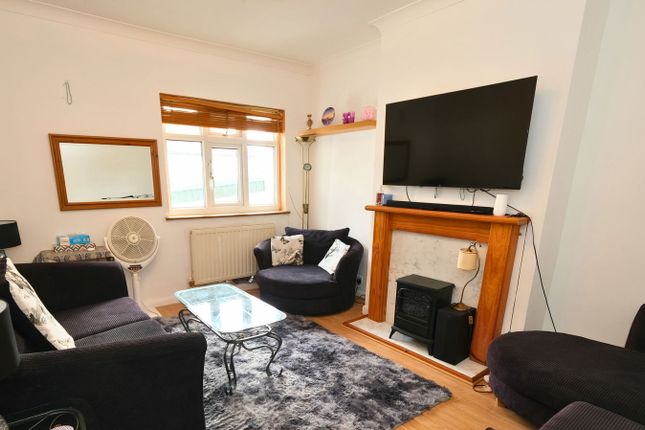 St. Marys Lane, Upminster RM14 2 bed flat for sale