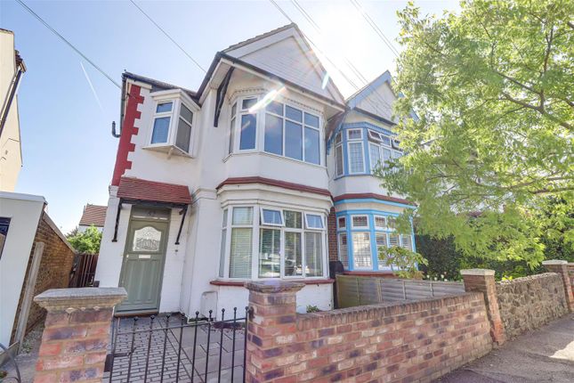 Lord Roberts Avenue, Leigh on Sea SS9 3 bed flat for sale