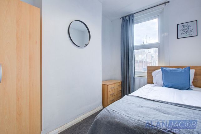Parker Road, Grays RM17 3 bed terraced house for sale