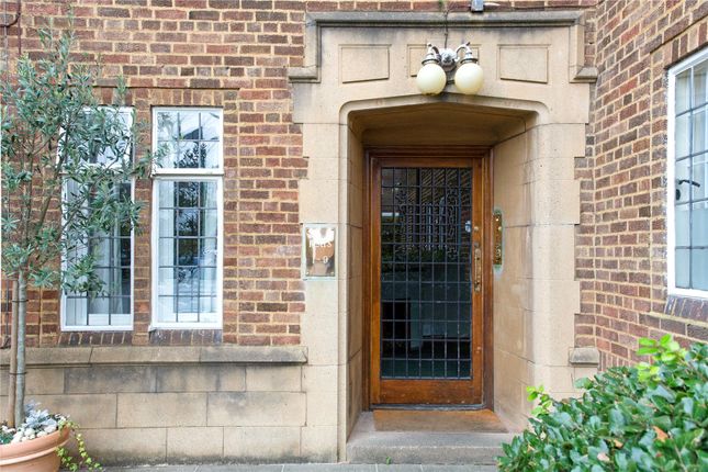 Kings Keep, Putney, London, SW15 3 bed apartment for sale