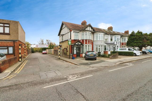 Fencepiece Road, Ilford IG6 3 bed end of terrace house for sale