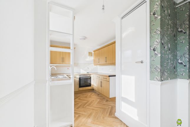 Compton Place, Erith, Kent, DA8 1 bed apartment for sale