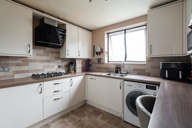 Rochfords Gardens, Slough SL2 2 bed flat for sale