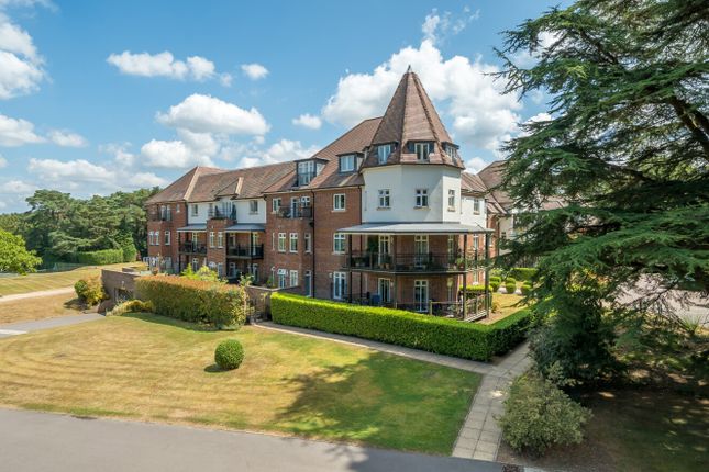 Beacon Crescent, Surrey GU26 3 bed flat for sale