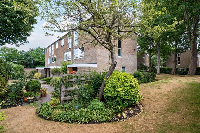 Harrowdene Gardens, Teddington, TW11 2 bed flat for sale