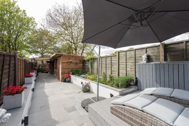Chase Road, London N14 2 bed terraced house for sale