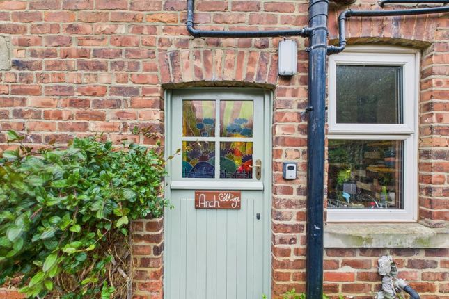 Arch Cottage, Ruswarp 3 bed cottage for sale
