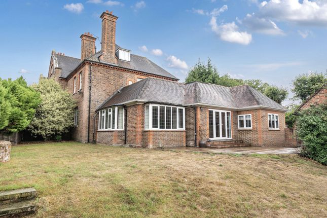 Oatlands Chase, Weybridge, KT13 3 bed apartment for sale