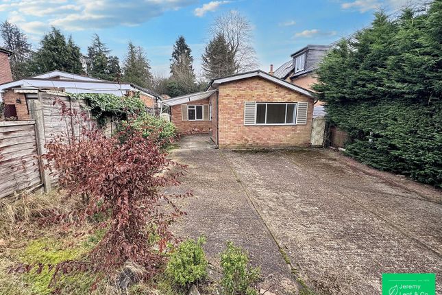 Hendon Wood Lane, London, NW7 2 bed detached bungalow for sale