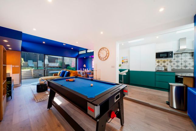 A St. Anns Hill, London 2 bed flat for sale