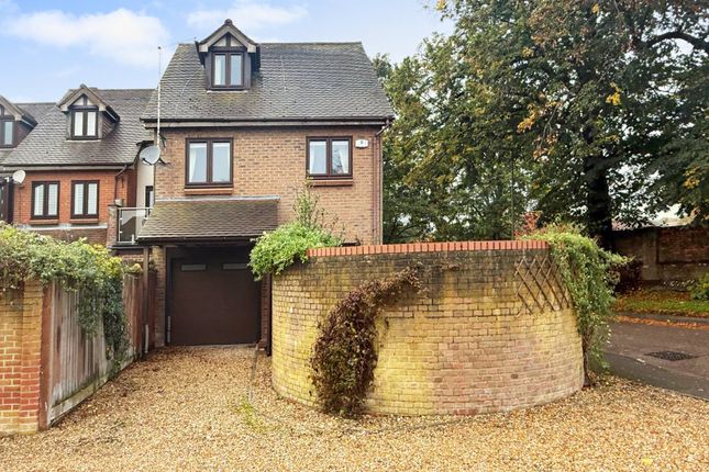 Oliver Rise, Alton, Hampshire 3 bed end of terrace house for sale