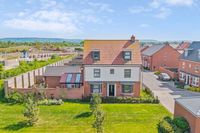 Leopold Way, Aylesbury  HP22 4 bed detached house for sale