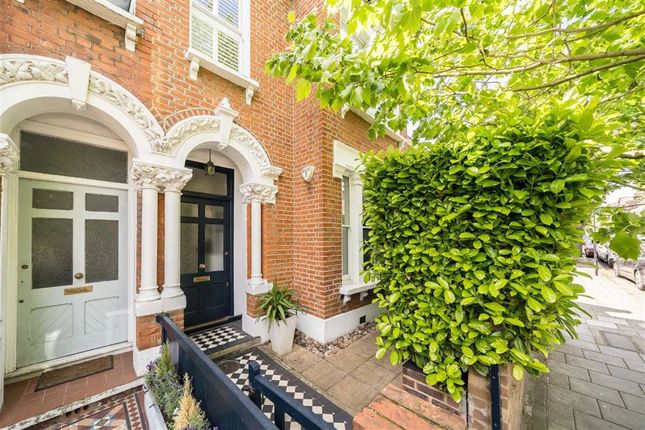 Lessar Avenue, London SW4 2 bed flat for sale