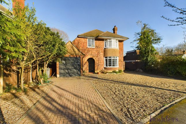 Hillcrest Avenue, Chertsey, Surrey, KT16 3 bed detached house for sale