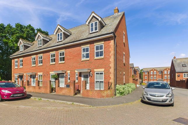 3 bedroom town house for sale