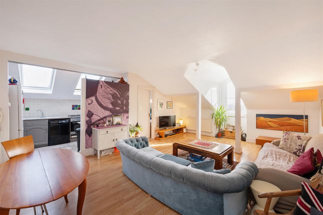 Belsize Avenue, Belsize Park NW3 3 bed apartment for sale