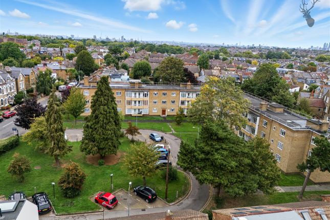 St. James's Close, Tooting Bec, London 2 bed apartment for sale