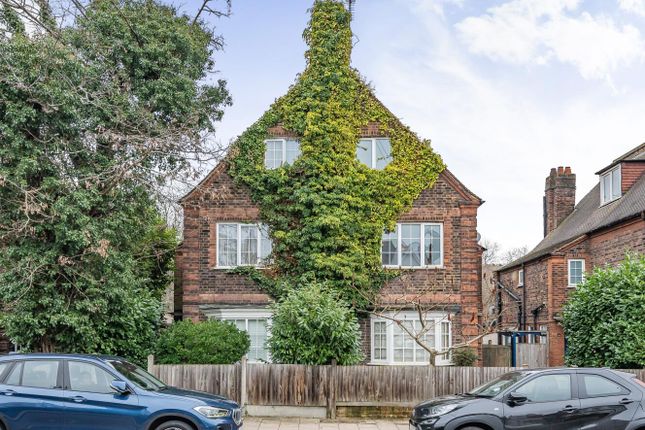 Valley Road, Streatham, London, SW16 3 bed flat for sale