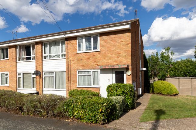 Bowmans Avenue, Hitchin... 2 bed ground floor maisonette for sale