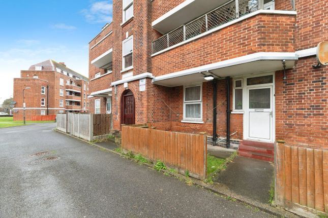 Hatfeild Mead, Morden SM4 2 bed apartment for sale