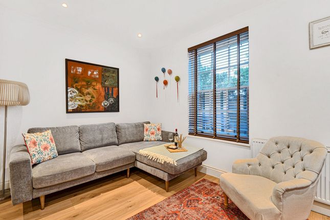 Courtview House, East Molesey, KT8 2 bed flat for sale