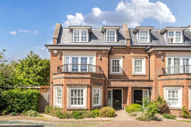 Lincoln Grove, Weybridge, KT13 4 bed semi