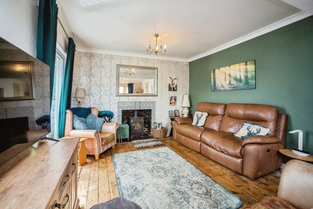 4 bed detached house