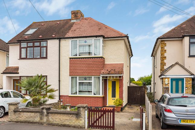 Warwick Avenue, Egham, Surrey, TW20 2 bed semi