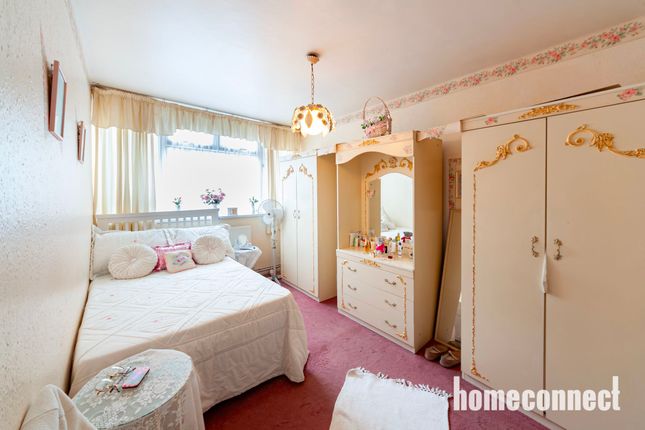 Carron Close, London 3 bed flat for sale