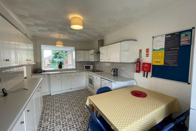 5 bedroom semi-detached house for sale
