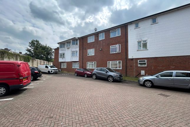 Rochester Road, Gravesend, Kent, DA12 2 bed flat for sale
