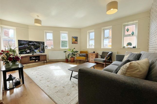 3 bedroom flat for sale