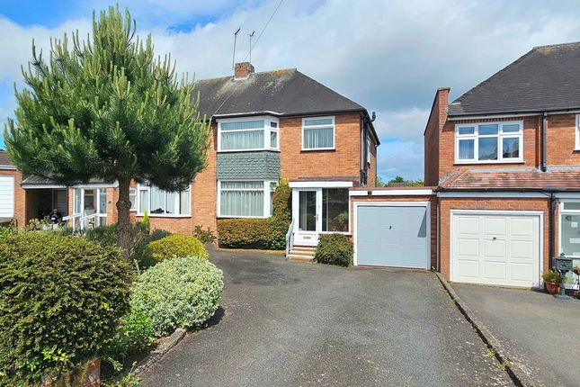 Essex Avenue, Kingswinford DY6 3 bed semi
