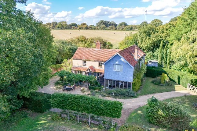 Norwich Road, Swaffham, Norfolk, PE37 5 bed detached house for sale