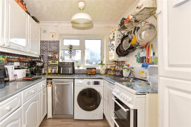 Sunderland Close, Rochester, Kent 2 bed flat for sale