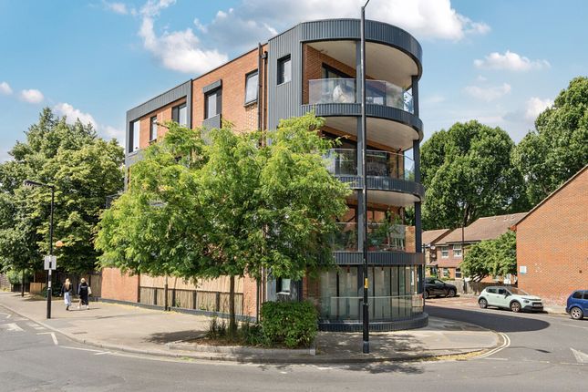 Rotherhithe New Road, London, SE16 2 bed flat for sale