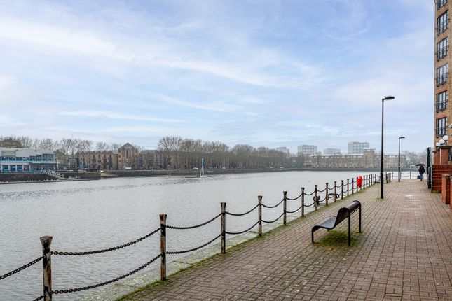 Russell Place, Surrey Quays SE16 2 bed flat for sale
