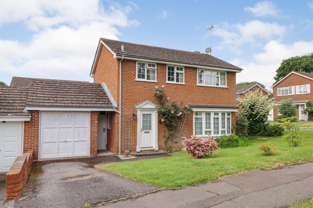 Dickins Way, Horsham 3 bed link detached house for sale