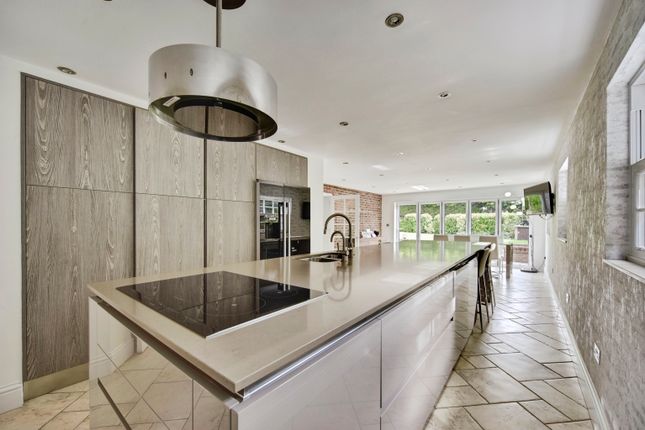 6 bedroom detached house for sale