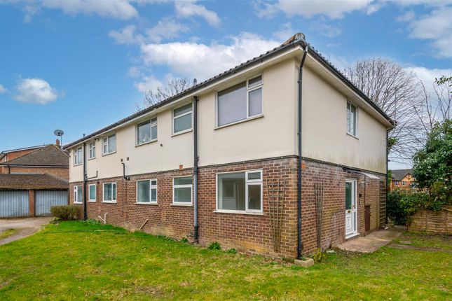 Queens Road, Horley 2 bed maisonette for sale