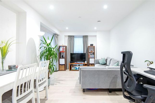 Silvertown Way, Falconbrook Gardens, E16 2 bed apartment for sale