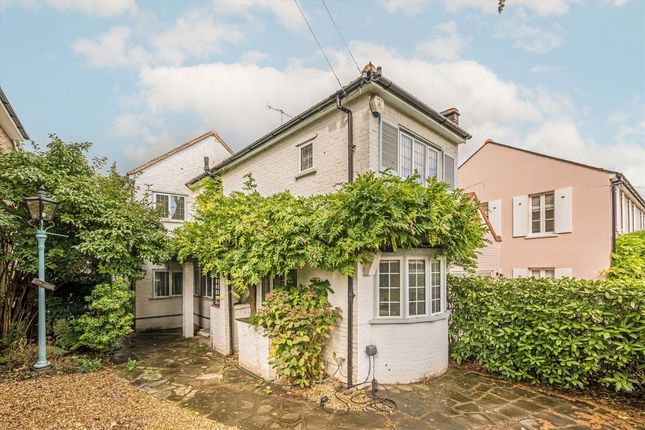 West End Lane, Esher KT10 4 bed detached house for sale