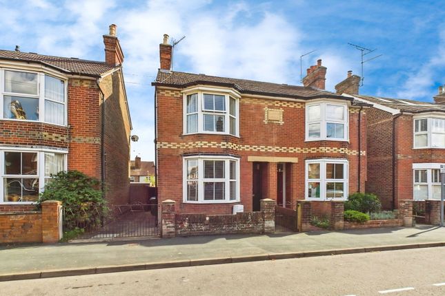 Clarence Road, Horsham RH13 3 bed semi