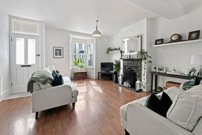 West Grove, Woodford Green IG8 3 bed terraced house for sale