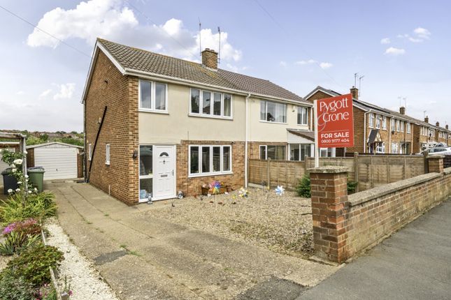 Newport Avenue, Grantham... 3 bed semi