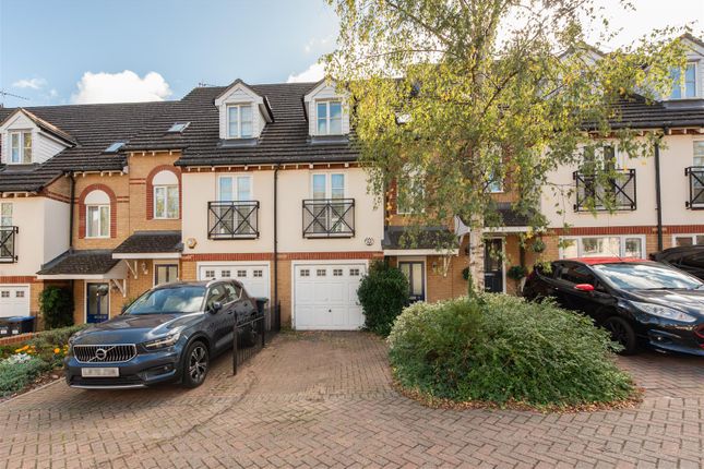 Pickard Close, London N14 4 bed terraced house for sale