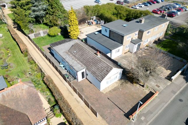 Eagle Farm Road, Biggleswade SG18 3 bed detached bungalow for sale