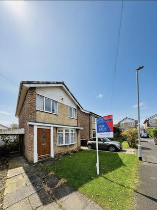Lawns Green, Farnley, Leeds 3 bed detached house for sale